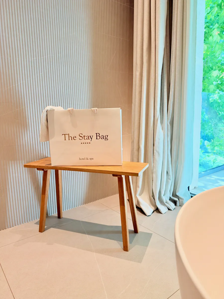 The Stay Bag posé sur un banc de chambre, près de la fenêtre
