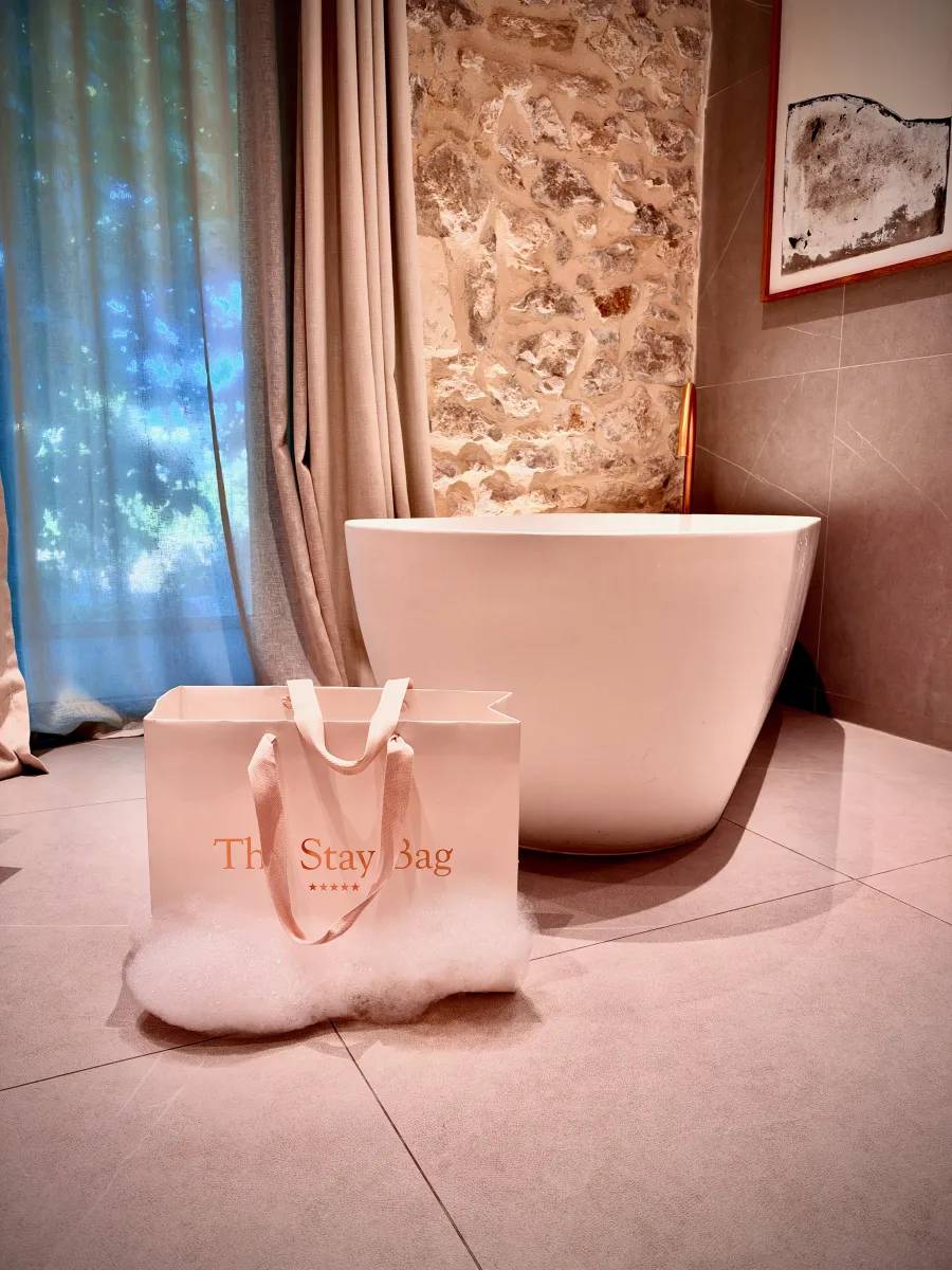 The Stay Bag posé dans la mousse, au pied d'une baignoire