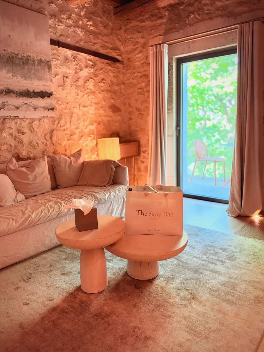 The Stay Bag posé sur une table basse, dans le salon d'une suite en pierre