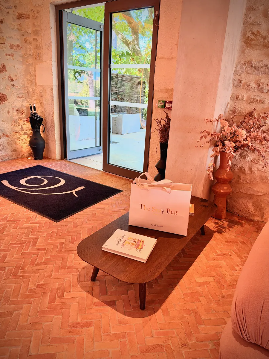 The Stay Bag sur une table basse, dans l'entrée d'une suite