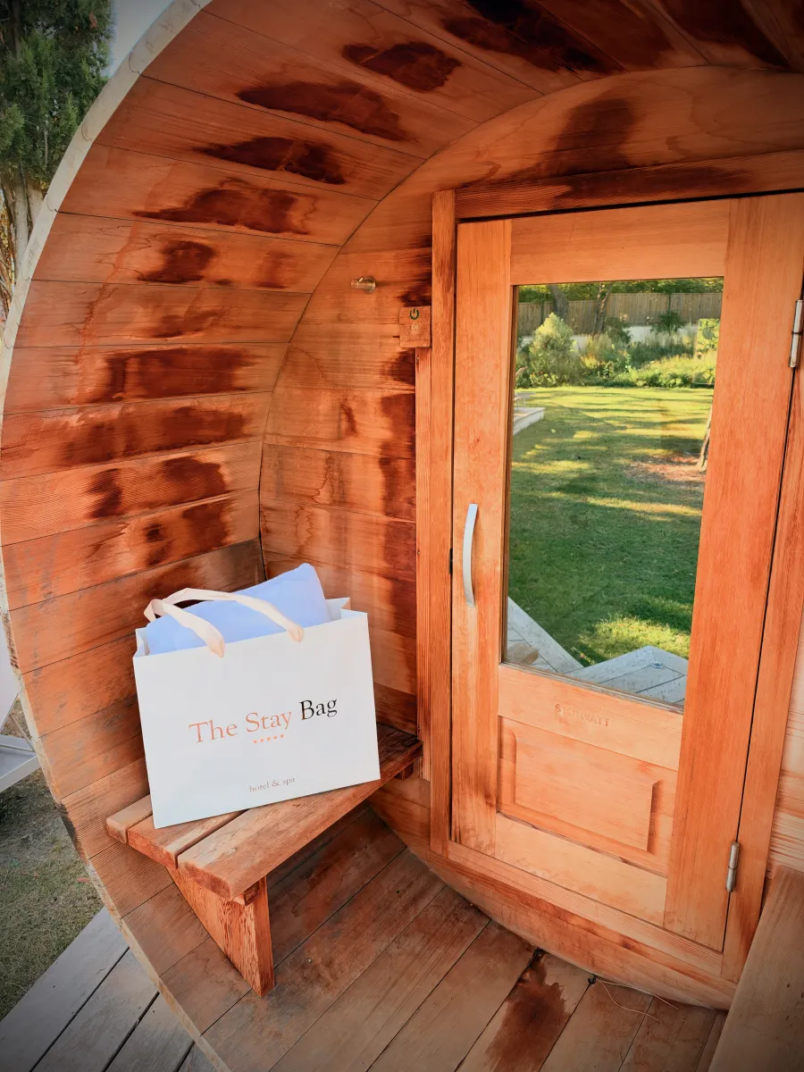 The Stay Bag déposé sur le banc d'un sauna tonneau