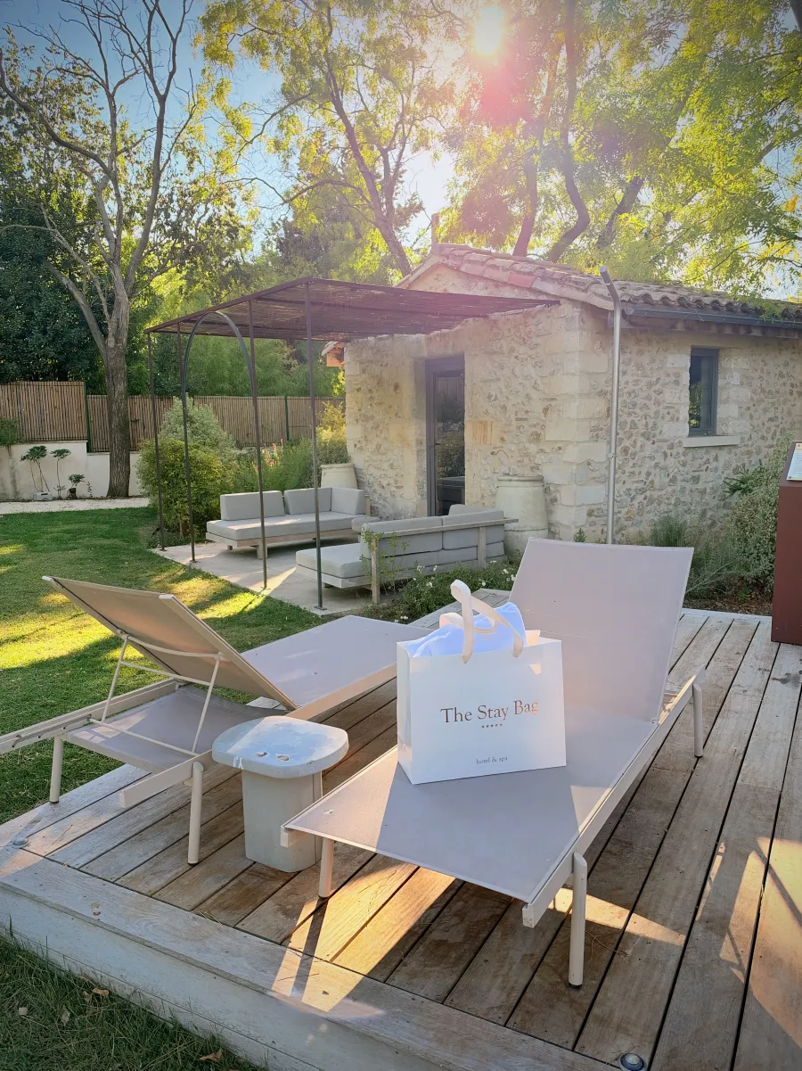 The Stay Bag posé sur un transat, sur la terrasse du spa