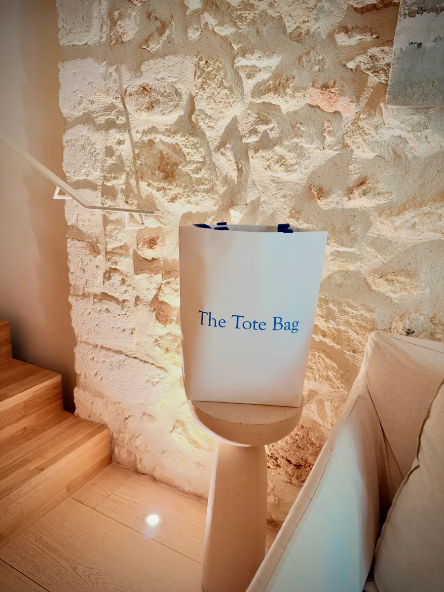 The Tote Bag suspendu dans un escalier en pierre